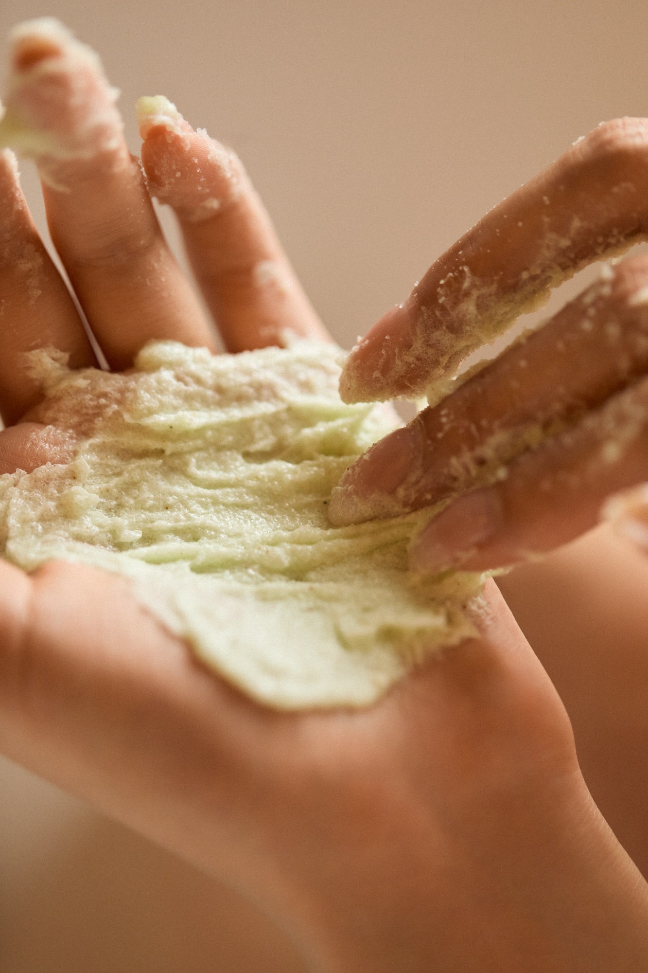 Floating Water Smooth Body Scrub 200 g